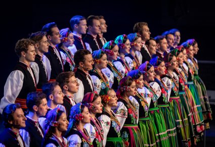 Chór w kostiumach łowickich śpiewa na scenie