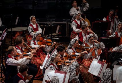 Orkiestra w kostiumach Wilanowskich - sekcja smyczkowa