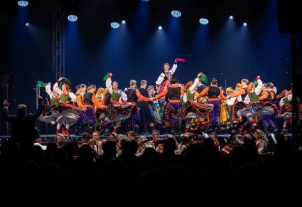 Artyści Zespołu Mazowsze w kostiumach ludowych wykonujący układ choreograficzny