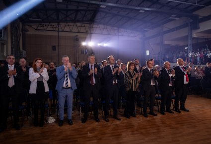 Widok na publiczność bijącą brawa