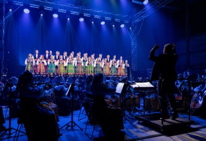 Chór i orkiestra Zespołu "Mazowsze" w trakcie występu
