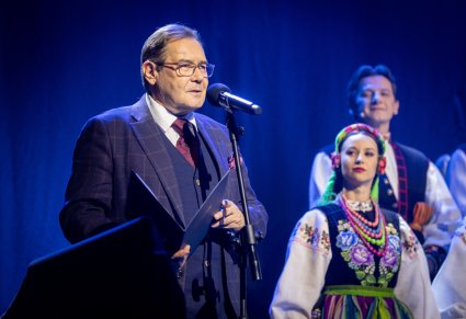 Przemawiająca osoba na scenie