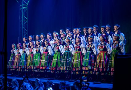 Chór na scenie podczas występu