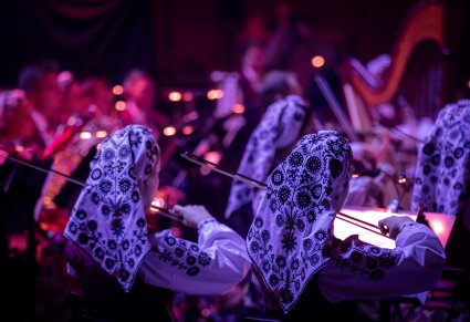 Zbliżenie na skrzypaczki podczas koncertu