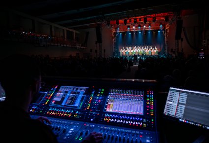 Widok ze stanowiska techników na scenę, gdzie występuje chór