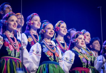 Zbliżenie na artystki chóru podczas koncertu