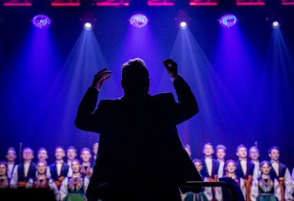 Zbliżenie na dyrygenta podczas koncertu