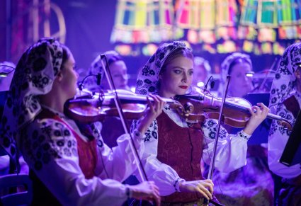 Zbliżenie na skrzypaczki podczas koncertu