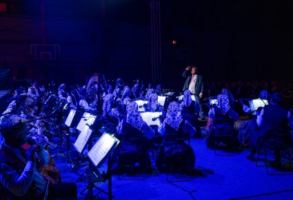 Dyrygent i orkiestra podczas koncertu