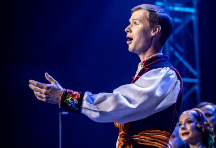 Zbliżenie na solistę chóru podczas koncertu