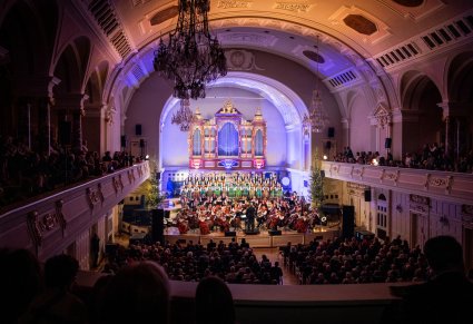 Szeroki widok na wnętrze Auli Uniwersytetu im. Adama Mickiewicza w Poznaniu podczas koncertu zespołu Mazowsze
