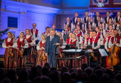 Maestro Jacek Boniecki wraz z artystami Mazowsza witają się z Publicznością