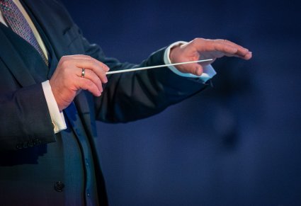 zbliżenie na dłonie dyrygenta i batutę