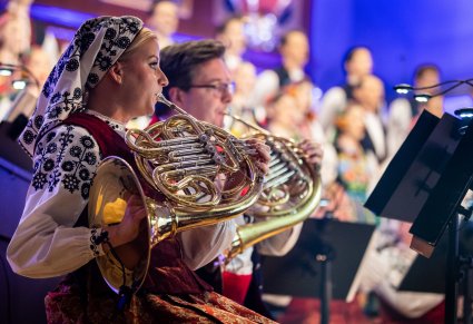 zbliżenie na waltornistę i waltornistkę w kostiumach wilanowskich podczas koncertu