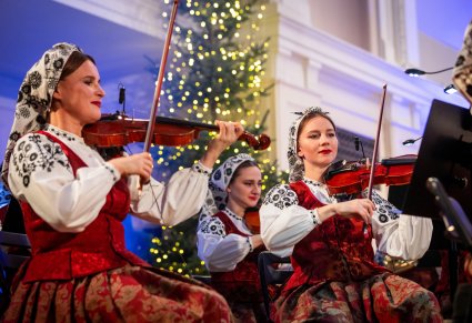 Zbliżenie na skrzypaczki w kostiumach wilanowskich podczas koncertu