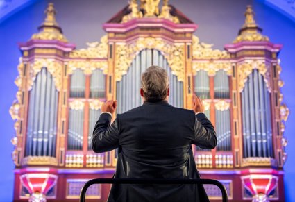 Widok od tyłu na dyrygenta na tle organów