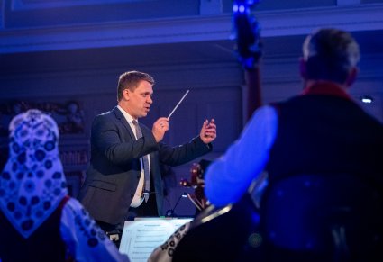 Zbliżenie na dyrygenta Wojciecha Gwiszcza