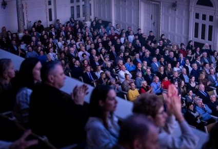 Widok na Publiczność zgromadzoną w Auli