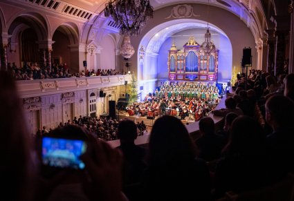 Szeroki widok na wnętrze Auli Uniwersytetu im. Adama Mickiewicza w Poznaniu podczas koncertu zespołu Mazowsze