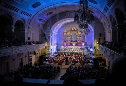 Szeroki widok na wnętrze Auli Uniwersytetu im. Adama Mickiewicza w Poznaniu podczas koncertu zespołu Mazowsze