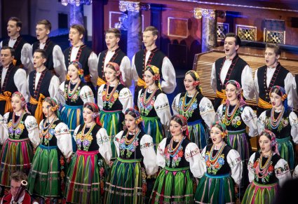 Chór Mazowsza w kostiumach łowickich śpiewa kolędy