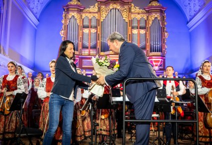 Podziękowania i wręczenie kwiatów