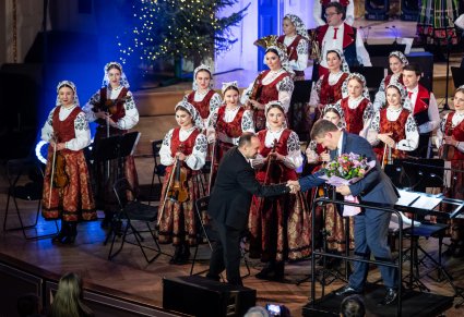 Podziękowania i wręczenie kwiatów