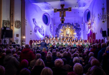 Widownia i chór podczas koncertu w kościele