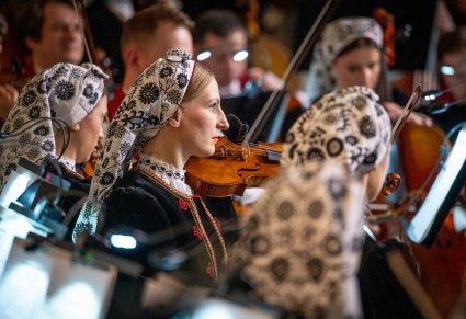 Zbliżenie na skrzypaczkę podczas koncertu