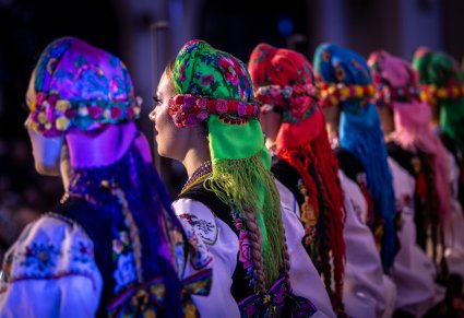 Zbliżenie na chusty łowickie chórzystek