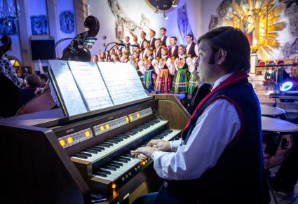 Zblizenie na akompaniatora grającego na klawiszach