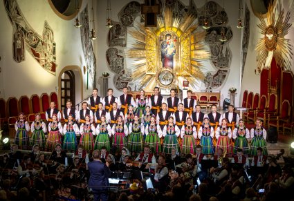 Chór, orkiestra i dyrygent podczas koncertu