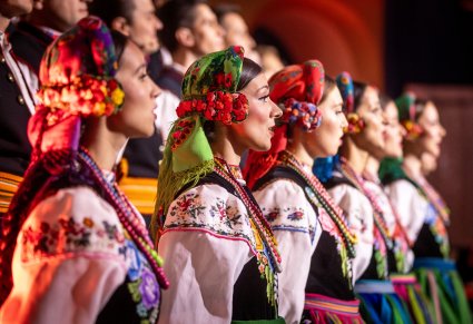 Zbliżenie na artystki chóru w kostiumach łowickich podczas koncertu