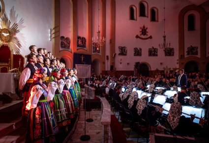 Chór, orkiestra i dyrygent podczas koncertu