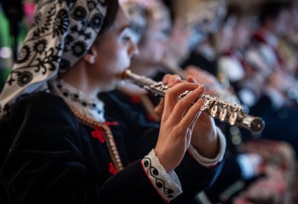 Zbliżenie na flecistkę podczas koncertu