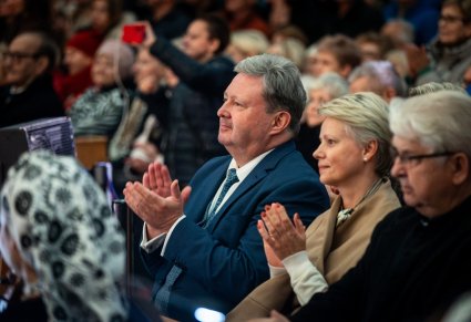 Zbliżenie na Jacka i Katarzynę Bonieckich siedzących na widowni podczas koncertu