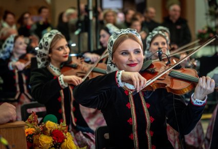 Zbliżenie na skrzypaczkę podczas koncertu