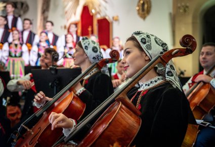 Zbliżenie na artystki orkiestry grające na wiolonczelach