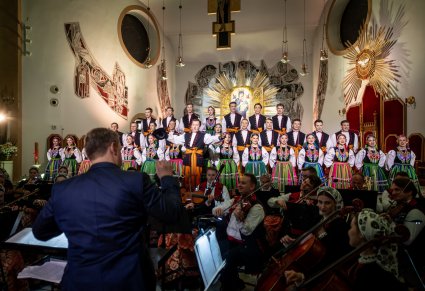 Chór, orkiestra i dyrygent podczas koncertu