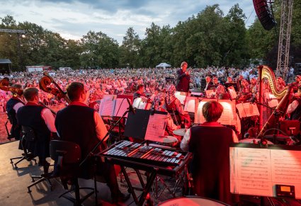 Widok na orkiestrę, maestro oraz zgromadzoną widownię