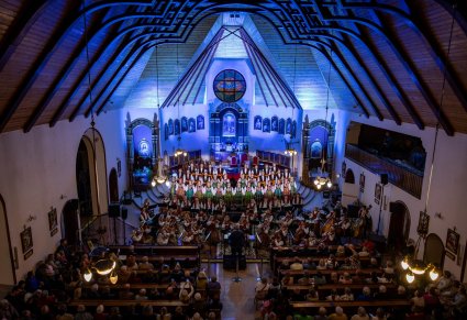 Chór, orkiestra i widownia podczas koncertu w kościele