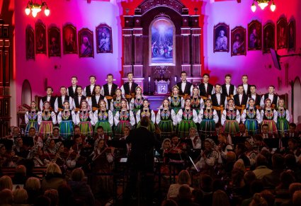 Chór i orkiestra podczas koncertu w kościele