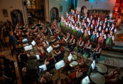Chór i orkiestra podczas koncertu w kościele