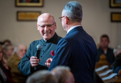 Duchowny wygłaszający przemówienie podczas koncertu w kościele