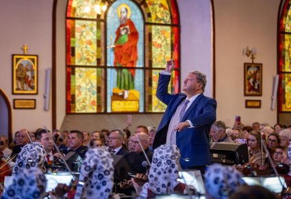 Dyrygent i orkiestra podczas koncertu