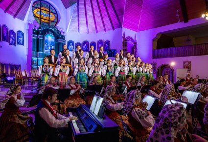 Chór i orkiestra podczas koncertu w kościele