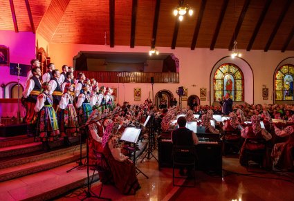Chór i orkiestra podczas koncertu w kościele