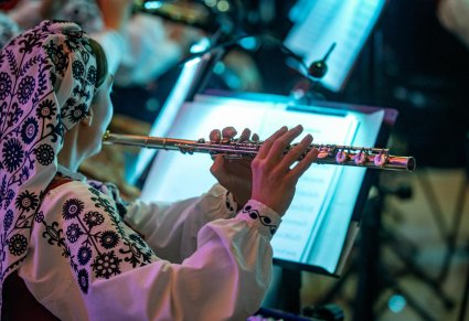 Zbliżenie na flecistkę podczas koncertu