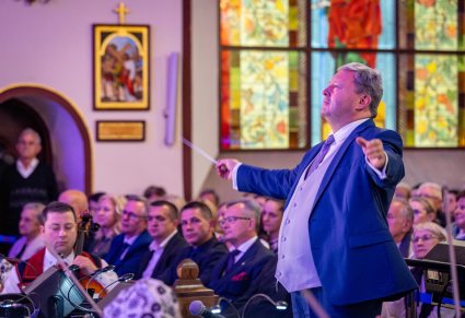 Zbliżenie na dyrygenta podczas koncetu