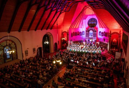 Koncert w kościele, widoczny chór, orkiestra i widownia